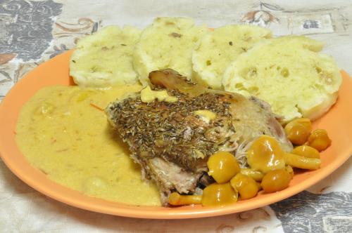 Kachna se smetanovou omáčkou – Snadné Česko recept, zvládnete za 60 - 90 minut